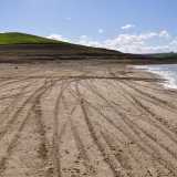 ...insozzando la spiaggia argillosa e lasciando sull�arenile tracce evidenti di pneumatici